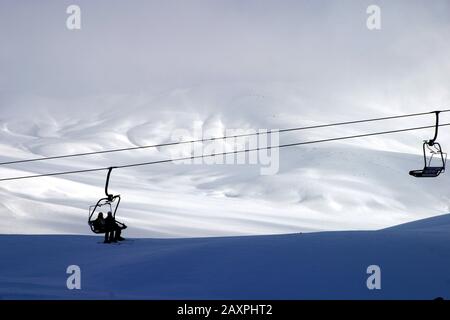 Remontée mécanique transportant des skieurs au Mont Erciyes, Kayseri, Turquie. Banque D'Images