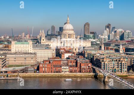 Téléobjectif élevée vue de l'élévation du sud de la Cathédrale St Paul, à Londres. Banque D'Images