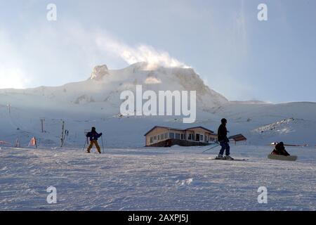 Les amateurs de ski du mont Erciyes, derrière le mont Erciyes à Kayseri, en Turquie. Le domaine skiable du mont Erciyes est l'une des plus longues pistes de ski de Turquie. Banque D'Images