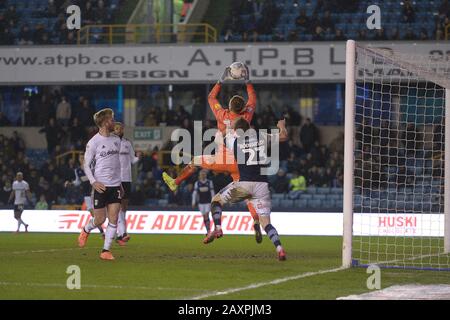 Londres, Royaume-Uni. 12 février 2020. Marek Rodak de Fulham halts Jon Daoi Boovarsson de Millwall pendant le match de football Millwall contre Fulham EFL au New Den London - USAGE ÉDITORIAL UNIQUEMENT pas d'utilisation avec des fichiers audio, vidéo, données, listes de luminaires (hors UE), logos club/ligue ou services en direct. La comparaison en ligne est limitée à 45 images (15 dans le temps supplémentaire). Pas d'utilisation pour émuler des images en mouvement. Aucune utilisation dans les Paris, les jeux ou les publications/services d'un seul club/ligue/joueur - crédit: Martin DALTON/Alay Live News Banque D'Images