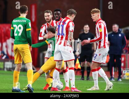 Nick Powell, de Stoke City, tient Ben Pearson de Preston North End après avoir été en conflit avec James McClean lors du match du championnat Sky Bet au stade de Stoke, qui a eu lieu à l'occasion de l'année 365. Banque D'Images