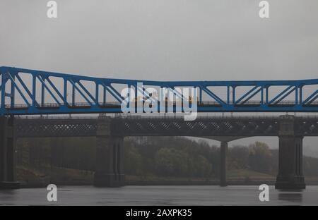 Des travaux d'ingénierie ont lieu sur le pont métropolitain Newcastle Queen Elizabeth II. Les travailleurs remplaçant les lignes aériennes pendant une possession tout le week-end Banque D'Images