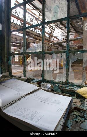 Ancien journal trouvé dans le moulin À fil Abandonné à Georgetown, Ct Banque D'Images