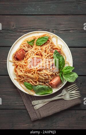 Pâtes spaghetti avec saucisses ci-dessus Banque D'Images