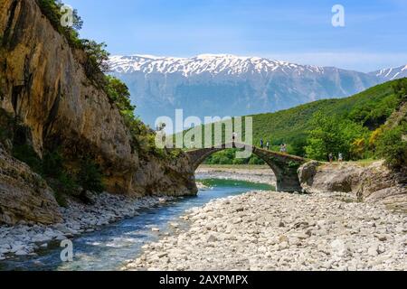 Pont ottoman d'arche en pierre Ura e Kadiut, également Ura e Katut, rivière Lengarica, Lengaricë, près de Permet, Parc National Hotova-Dangell, derrière la Nemërçka Banque D'Images