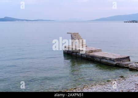 Escalier en béton sur la plage, Saranda, Sarandë, Qark Vlora, Mer Ionienne, Albanie Banque D'Images