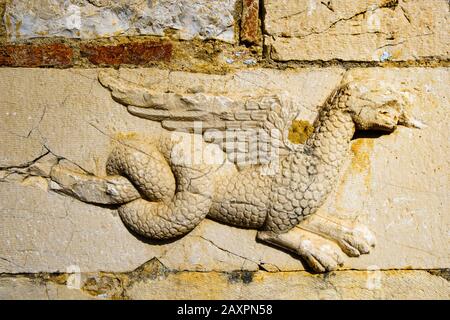 Dragon de secours sur le mur extérieur de l'église du monastère de Saint-Nicolas, Manastir Shën Kollë, Mésopotam, près de Saranda, Qark Vlora, Albanie Banque D'Images