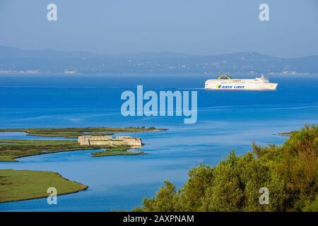 Ferry et forteresse Ali Pasha, embouchure du canal Vivar, Parc National de Butrint, à Saranda, Sarandë, Mer Ionienne, Qark Vlora, Albanie Banque D'Images