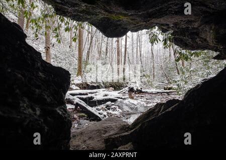 Scène de forêt enneigée encadrée par des murs de cavernes dans la forêt nationale de Pisgah, près de Brevard, Caroline du Nord, États-Unis Banque D'Images