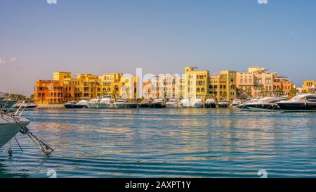 Une longue rangée de yachts à moteur de luxe au coucher du soleil ancrée dans la Nouvelle Marina, el Gouna, Egypte, 16 janvier 2020 Banque D'Images