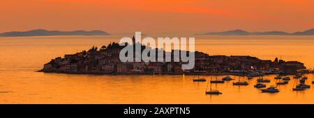 Primosten au coucher du soleil, la côte Adriatique de Croatie, Dalmatie, Croatie Banque D'Images