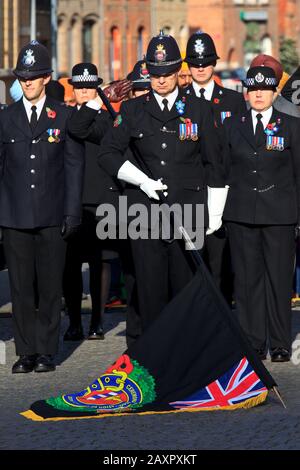 Policiers britanniques commémorant les soldats morts pendant la première Guerre mondiale en dehors de la porte Menin à Ypres, Belgique Banque D'Images