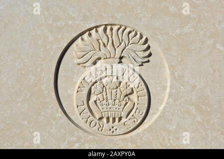 L'emblème Royal Welsh Fusiliers (1689-2006) sur une pierre angulaire de la première Guerre mondiale au cimetière Tyne Cot de Zonnebeke, Belgique Banque D'Images