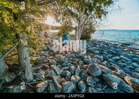 Randonnée dans Sunset à Bruce Peninsula Banque D'Images