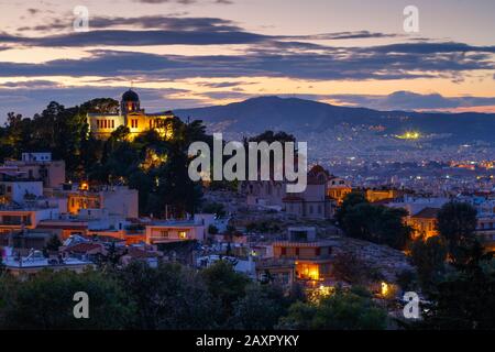 Voir la soirée de l'Observatoire national sur la colline de nymphes à Athènes, Grèce. Banque D'Images