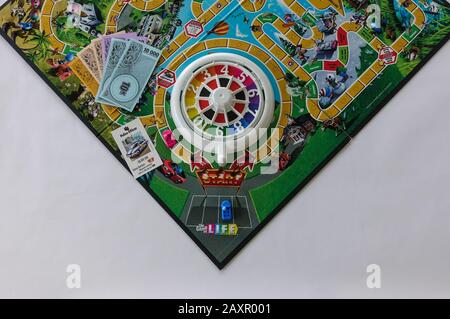 Orlando, FL/USA-2/12/20: Jeu de la vie par Hasbro avec le choix de carrière d'aller à l'université ou non. Concept de carrière et de décisions de vie. Banque D'Images