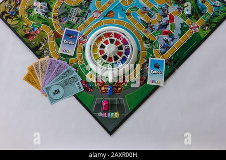 Orlando, FL/USA-2/12/20: Jeu de la vie par Hasbro avec le choix de carrière d'aller à l'université ou non. Concept de carrière et de décisions de vie. Banque D'Images