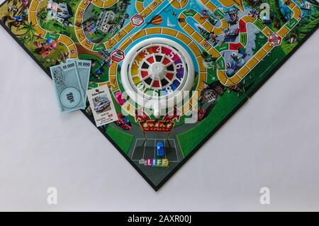 Orlando, FL/USA-2/12/20: Jeu de la vie par Hasbro avec le choix de carrière d'aller à l'université ou non. Concept de carrière et de décisions de vie. Banque D'Images