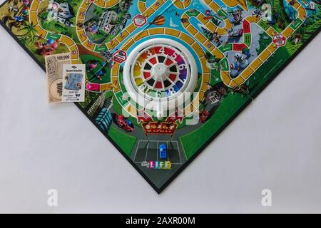 Orlando, FL/USA-2/12/20: Jeu de la vie par Hasbro avec le choix de carrière d'aller à l'université ou non. Concept de carrière et de décisions de vie. Banque D'Images