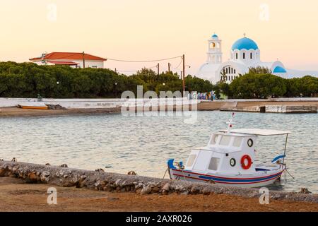 Port et une église dans le village de Skala, Grèce sur l'île d'Agistri. Banque D'Images
