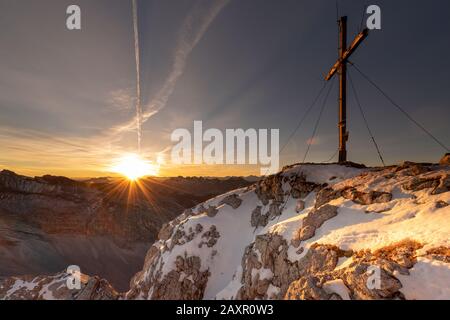 Lever du soleil sur le Pleisenspitze légèrement enneigé dans le Karwendel Banque D'Images