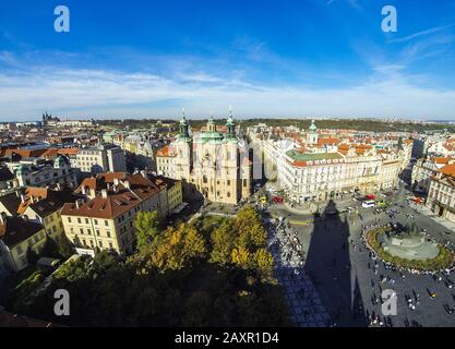 Vue aérienne de l'église Saint-Nicolas (tchèque: Kostel Svateho Mikulase) et de la place de la Vieille Ville (Staromestske namesti) dans la ville de Prague, en République tchèque Banque D'Images