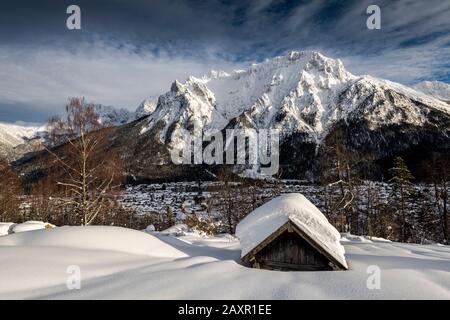 Haystack sur ce que l'on appelle le "champ de café" au-dessus de Mittenwald avec une vue sur l'ouest de Karwendel et l'endroit. Banque D'Images