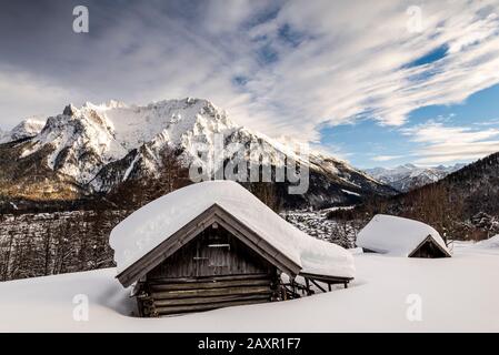 Haystack sur ce que l'on appelle le "champ de café" au-dessus de Mittenwald avec une vue sur l'ouest de Karwendel et l'endroit. Banque D'Images