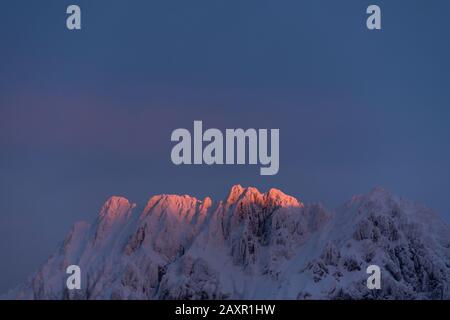 Alpenglow en fin de soirée en hiver à Wörner dans les montagnes de Karwendel Banque D'Images