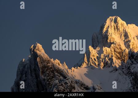 Alpenglow ou lumière du soir au Viererspitze du nord de la chaîne Karwendel en hiver avec de la neige Banque D'Images