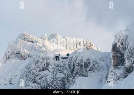 La gare centrale de Karwendel, et en arrière-plan le sommet de l'ouest de Karwendelspitze dans la dernière lumière du soir avec des nuages légers. Banque D'Images
