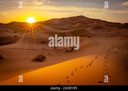 Lever du soleil dans le désert du Sahara, au Maroc Banque D'Images