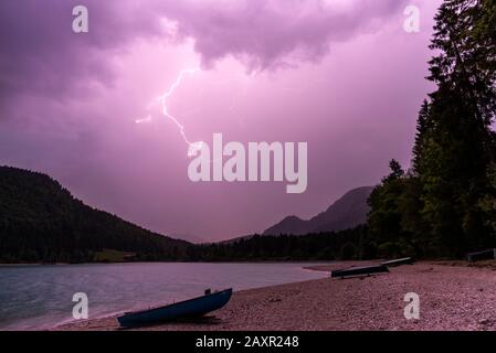 Une tempête de foudre sur le bateau amarrer au lac Walchensee dans les alpes bavaroises. Banque D'Images