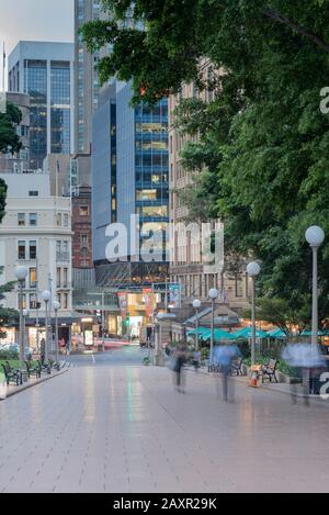 En regardant vers l'ouest le long d'un large chemin central dans Hyde Park de Sydney vers Elizabeth Street et Market Street dans le centre de Sydney, en Australie Banque D'Images