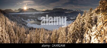 Lever du soleil sur le Karwendel, au premier plan la neige Geroldsee / Wagenbrüchsee près de Garmisch-Partenkirchen en hiver. Banque D'Images