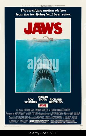 JAWS (1975) réalisé par Steven Spielberg et avec Roy Scheider, Robert Shaw, Richard Dreyfuss et Murray Hamilton. Le roman de Peter Benchley sur un requin meurtrier terrorise l'île d'Amity pendant la saison des vacances frappe le grand écran. Banque D'Images