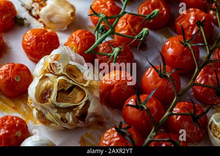 Tomates cerises mûres sur la vigne. Banque D'Images