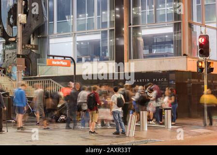 Sydney Aust. 12 février 2020: Les sans-abri se sont retrouvés la nuit pour des pizzas et des boissons gratuites servies par des bénévoles près De La Réserve Bank à Martin Place, Sydney Banque D'Images