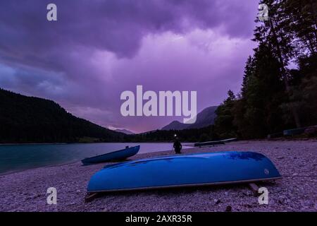 un thunderbolt sur le bateau amarrer au lac Walchensee dans les Alpes bavaroises derrière le bateau bleu que j'enregistre avec le deuxième appareil photo. Banque D'Images