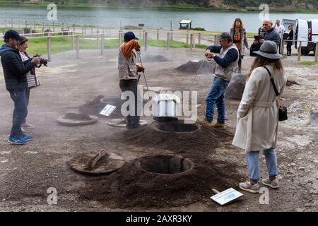 Furnas, Açores - février 2020: Trois hommes enlevant 'Cozido das Furnas', des aliments cuits aux ouvertures volcaniques de l'île de Sao Miguel, aux Açores, au Portugal Banque D'Images