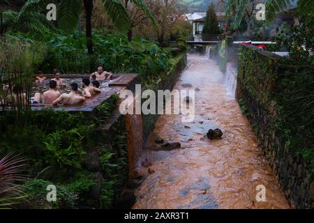 Sao Miguel, Açores - février 2020: Source chaude naturelle à 'Pocas da Dona Beija' où les gens nagent dans l'eau chaude de l'île de Sao Miguel, Açores, Portugal Banque D'Images