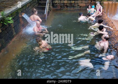 Sao Miguel, Açores - février 2020: Source chaude naturelle à 'Pocas da Dona Beija' où les gens nagent dans l'eau chaude de l'île de Sao Miguel, Açores, Portugal Banque D'Images