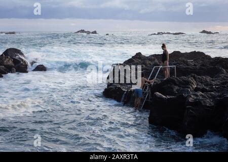 Sao miguel, Açores - février 2020: Source chaude naturelle à Ponta da Ferraria où les gens nagent dans l'eau chaude de l'île de Sao Miguel, aux Açores, au Portugal Banque D'Images