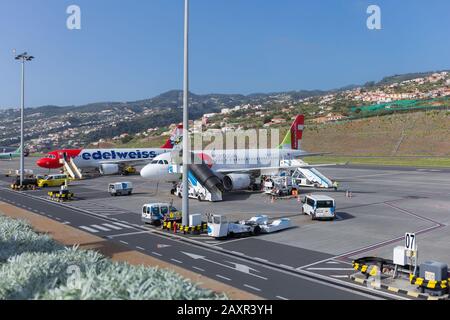 Santa Cruz, Madère - février 2020 : touchez l'avion Air Portugal et l'avion Edelweiss sur l'aéroport 'Cristiano Ronaldo' de l'île de Madère, au Portugal. Banque D'Images