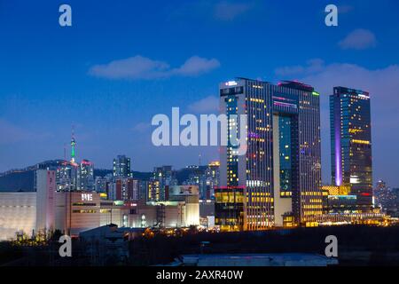 Séoul, CORÉE - 12 janvier 2020: Ville de Séoul la nuit et n tour de séoul dans le centre-ville de séoul, point de repère de la gare de yongsan, corée. Banque D'Images