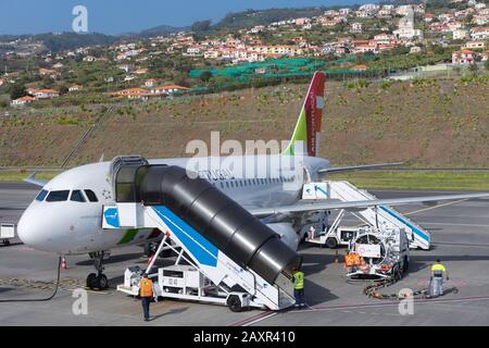 Santa Cruz, Madère - février 2020 : touchez l'avion Air Portugal sur l'aéroport Cristiano Ronaldo de l'île de Madère, Portugal. Banque D'Images