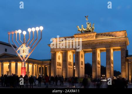 Berlin, porte de Brandebourg, Hanukkale chandelier, touristes Banque D'Images