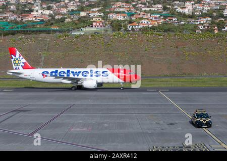 Santa Cruz, Madère - février 2020: Avion Edelweiss à l'aéroport 'Cristiano Ronaldo' sur l'île de Madère, Portugal. Banque D'Images