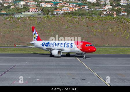 Santa Cruz, Madère - février 2020: Avion Edelweiss à l'aéroport 'Cristiano Ronaldo' sur l'île de Madère, Portugal. Banque D'Images