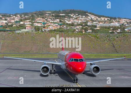 Santa Cruz, Madère - février 2020: Avion Edelweiss à l'aéroport 'Cristiano Ronaldo' sur l'île de Madère, Portugal. Banque D'Images